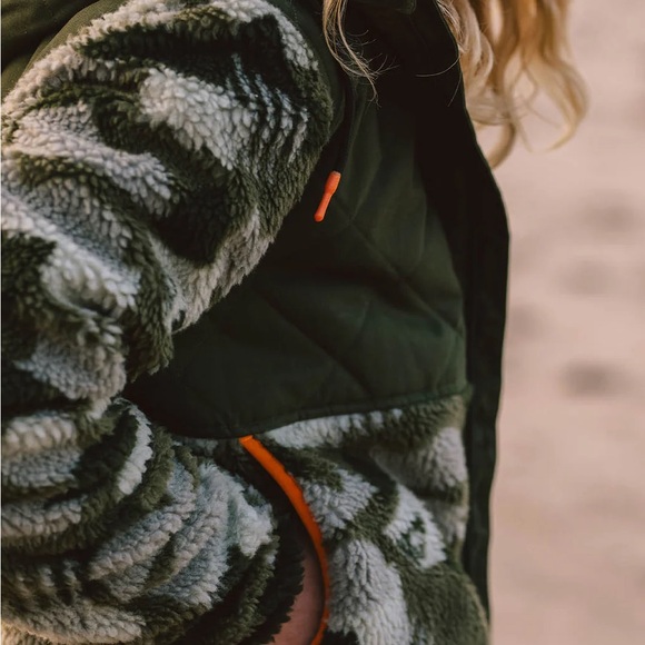 NWOT Passenger Women's Sefton Recycled Deep-Pile Sherpa Full Zip Fleece Fir Tree - Picture 3 of 11